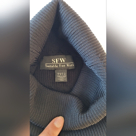 Black sleeveless turtleneck large top - Picture 4 of 6